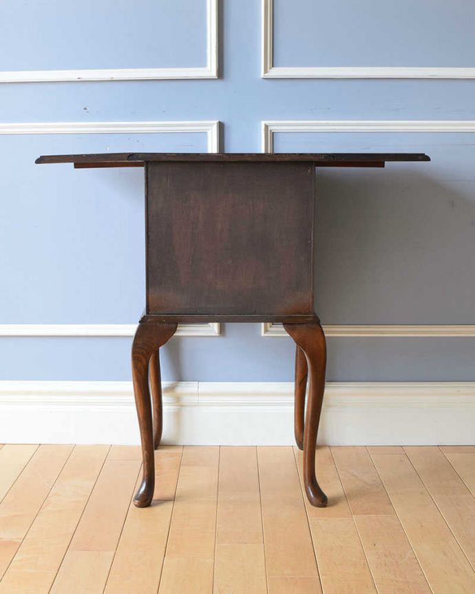 アンティークのチェスト アンティーク家具 英国輸入のアンティーク家具、テーブルにもなる伸張式のベットサイドチェスト 。修復済みなので後姿までキレイ!アンティークは新品ではないので、もちろん経年変化によるキズはありますが、専門の職人が修復したので後ろ姿まで自信があります。(q-1072-f)