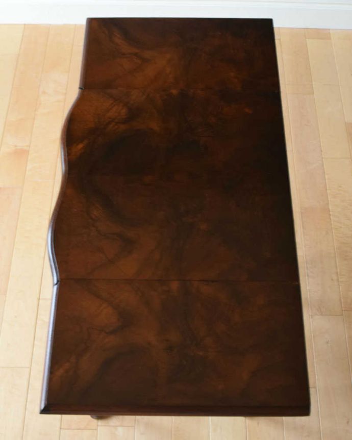 アンティークのチェスト アンティーク家具 英国輸入のアンティーク家具、テーブルにもなる伸張式のベットサイドチェスト 。天板を開くと、こんなに大きくなっちゃうバタフライテーブルのように、天板の両脇を開くことが出来るんです。(q-1072-f)