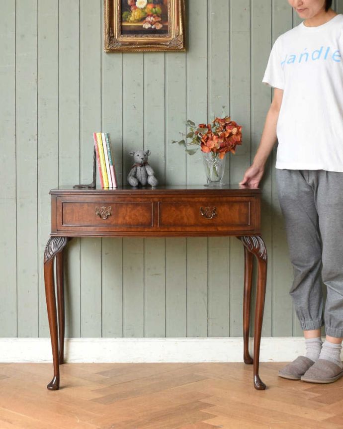 アンティークのテーブル　アンティーク家具　英国のアンティーク家具、玄関で使えるコンパクトなホールテーブル。壁からお部屋を彩ってくれるアンティーク家具天板も引き出しもどっちも主役のテーブル。(q-1075-f)