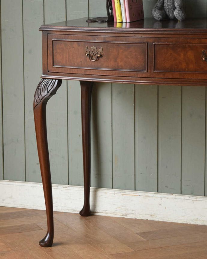 アンティークのテーブル　アンティーク家具　英国のアンティーク家具、玄関で使えるコンパクトなホールテーブル。アンティークらしい華やかなデザイン優雅なデザインのアンティーク家具は、壁の前に置くだけで、お部屋の中がグンッと格上げされます。(q-1075-f)
