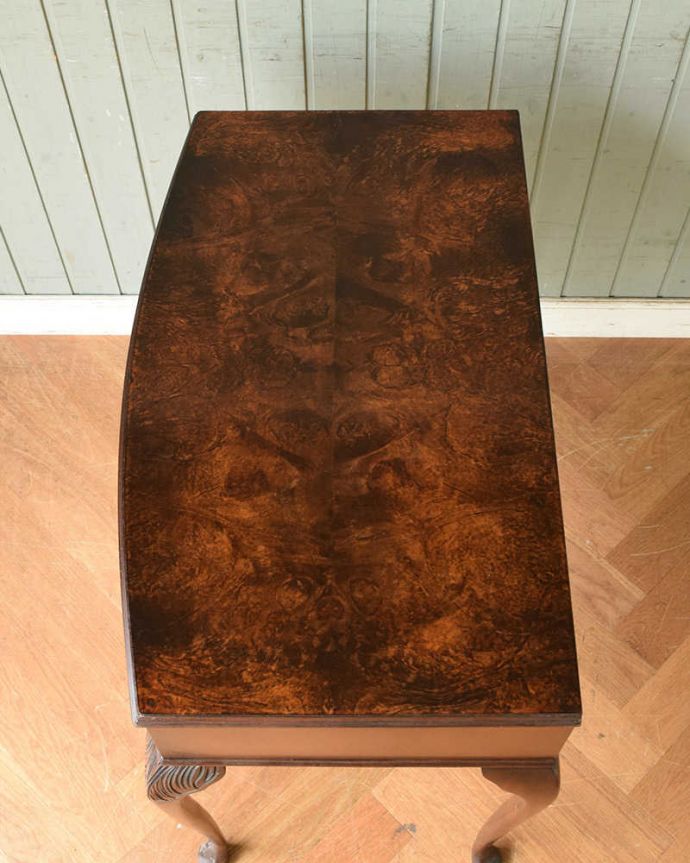 アンティークのテーブル　アンティーク家具　英国のアンティーク家具、玄関で使えるコンパクトなホールテーブル。何を置こうかな･･･？上から見ると、天板はこんな感じ。(q-1075-f)