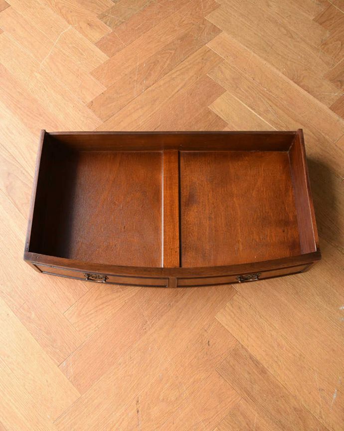 アンティークのテーブル　アンティーク家具　英国のアンティーク家具、玄関で使えるコンパクトなホールテーブル。キレイに修復したので、何を入れてもOK！もちろん引き出しの中も職人さんがキレイに直しました。(q-1075-f)