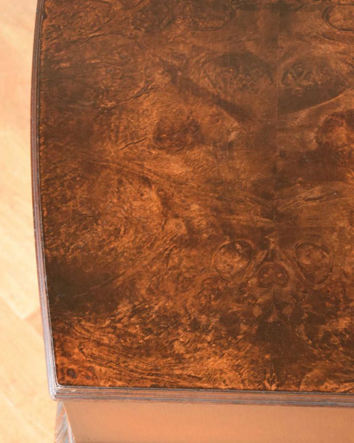 アンティークのテーブル　アンティーク家具　英国のアンティーク家具、玄関で使えるコンパクトなホールテーブル。天板を近づいてみると…アンティークだから手に入れることが出来る天板に使われている銘木の美しさにうっとりです。(q-1075-f)