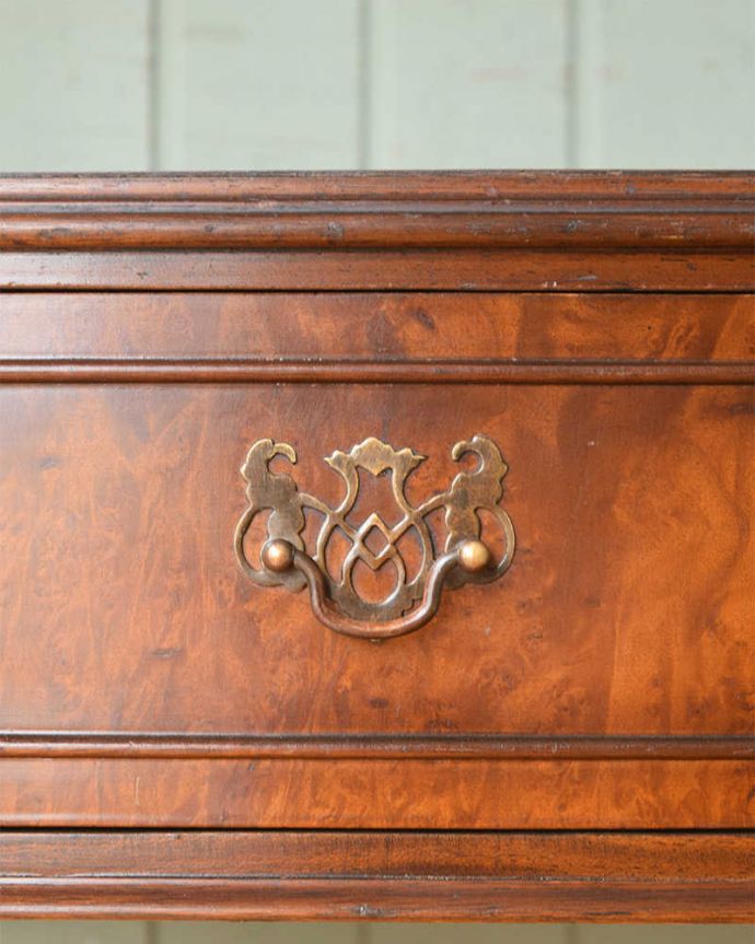 アンティークのテーブル　アンティーク家具　英国のアンティーク家具、玄関で使えるコンパクトなホールテーブル。開ける度にワクワクする取っ手アンティークの装飾がオシャレな取っ手です。(q-1075-f)