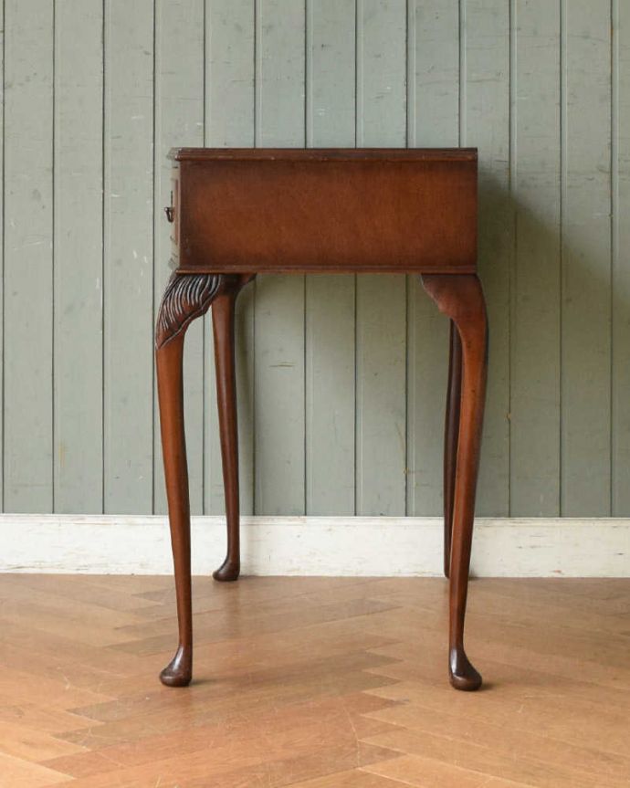 アンティークのテーブル　アンティーク家具　英国のアンティーク家具、玄関で使えるコンパクトなホールテーブル。横から見てもステキ横から見るとこんな感じ。(q-1075-f)
