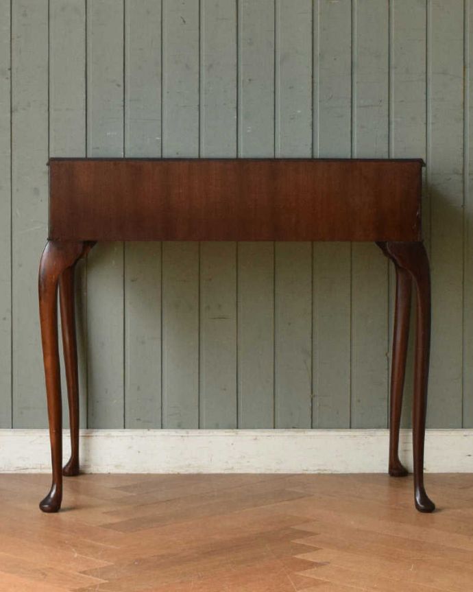 アンティークのテーブル　アンティーク家具　英国のアンティーク家具、玄関で使えるコンパクトなホールテーブル。メンテナンスしてあるので後姿もキレイ！アンティークは新品ではないので、もちろん経年変化によるキズはありますが、専門の職人がキレイにお直しをしているので、後ろ姿までキレイです。(q-1075-f)