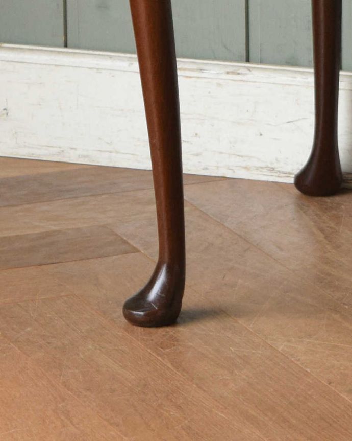 アンティークのテーブル　アンティーク家具　英国のアンティーク家具、玄関で使えるコンパクトなホールテーブル。女性1人でラクラク運べちゃう仕掛けHandleのアンティークは、脚の裏にフェルトキーパーをお付けしています。(q-1075-f)