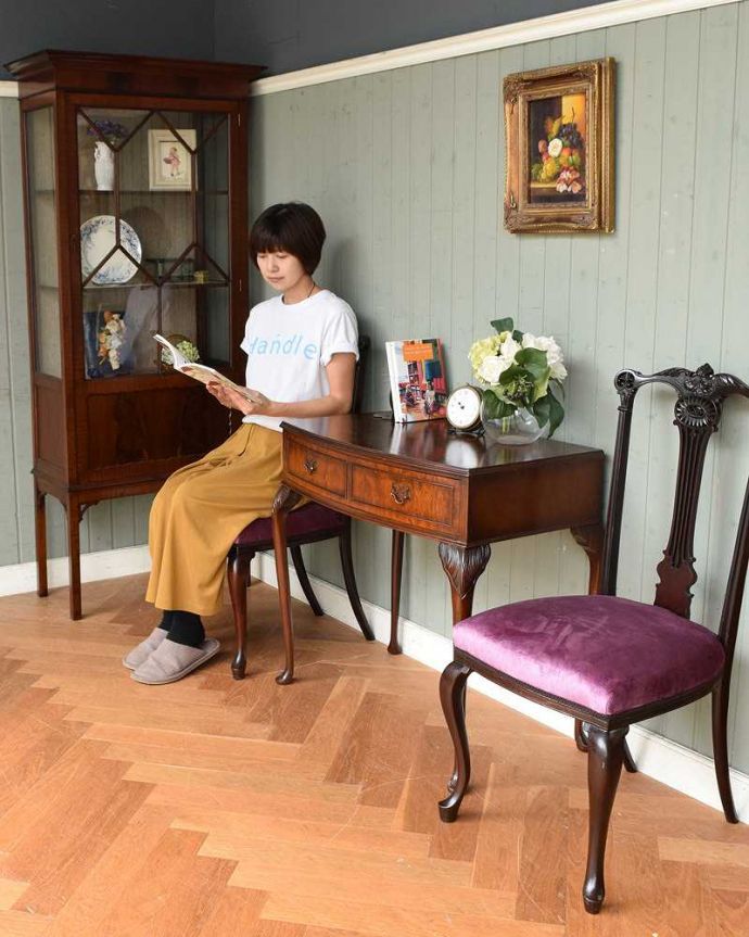 アンティークのテーブル　アンティーク家具　英国のアンティーク家具、玄関で使えるコンパクトなホールテーブル。アンティークのサロンチェアでコーディネート。(q-1075-f)