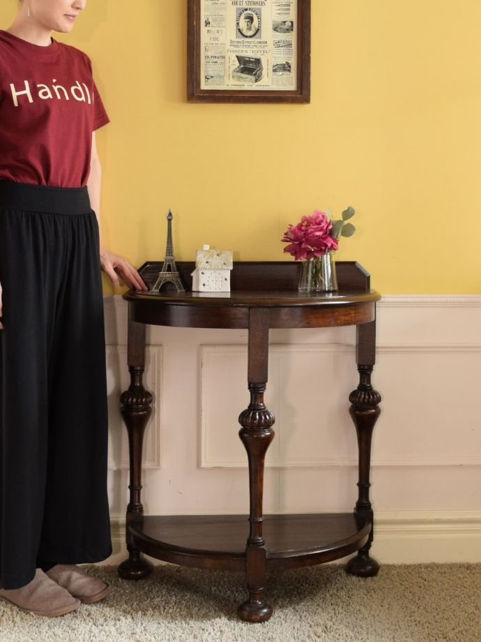 英国アンティークのコンソールテーブル