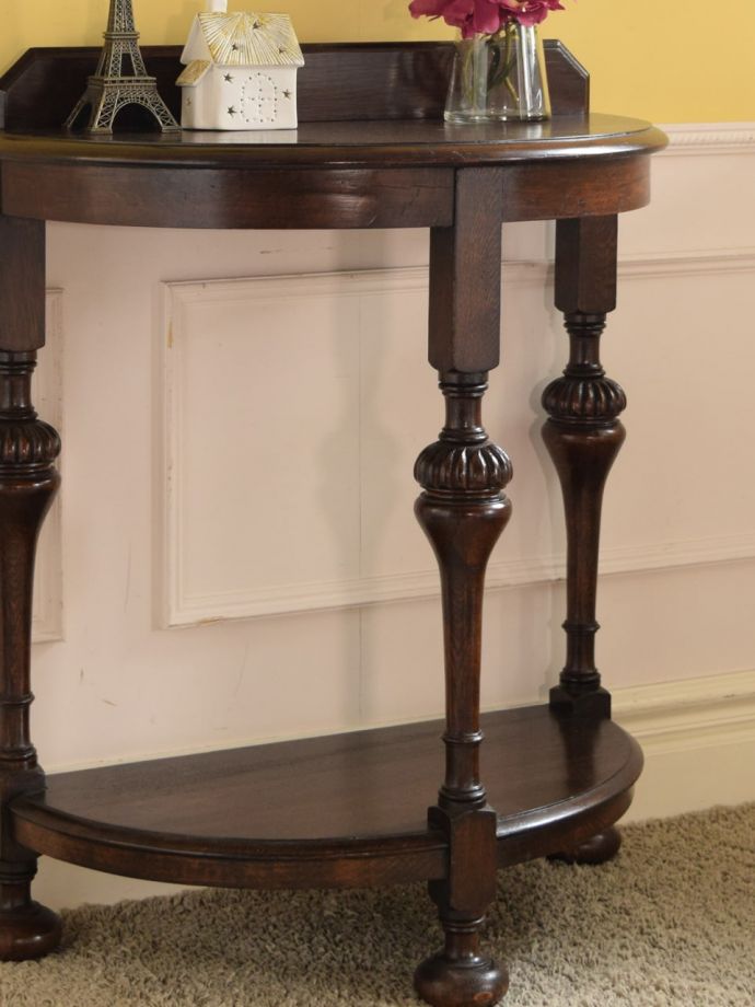 アンティーク家具らしさが漂うコンソールテーブル