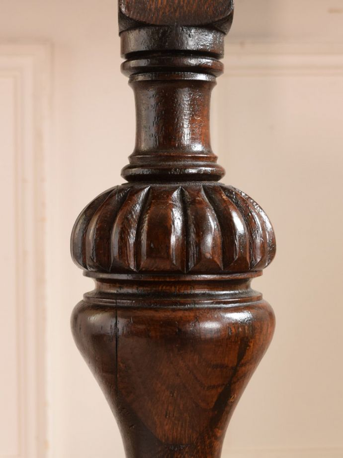 英国アンティーク家具らしい装飾