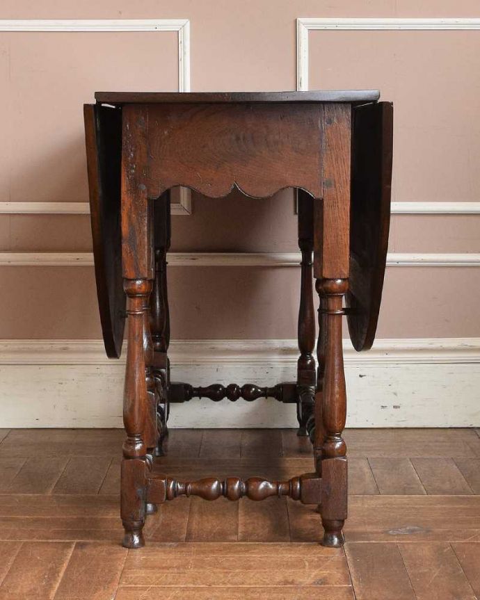 アンティークのテーブル　アンティーク家具　英国輸入のアンティーク家具、美しい脚を持つアンティークゲートレッグテーブル。意外にコンパクト昔、使わないとき壁にピタッと付けて収納出来るように作られたテーブル。(q-1079-f)