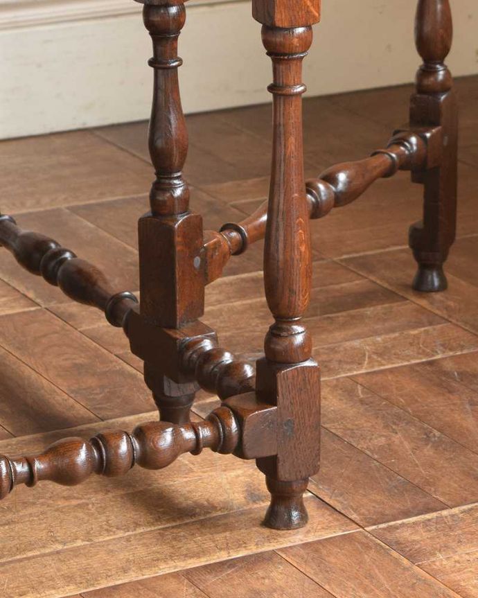 アンティークのテーブル　アンティーク家具　英国輸入のアンティーク家具、美しい脚を持つアンティークゲートレッグテーブル。持ち上げなくても移動できます！Handleのアンティークは、脚の裏にフェルトキーパーをお付けしていますので、持ち上げなくても床を滑らせて移動させることが出来ます。(q-1079-f)