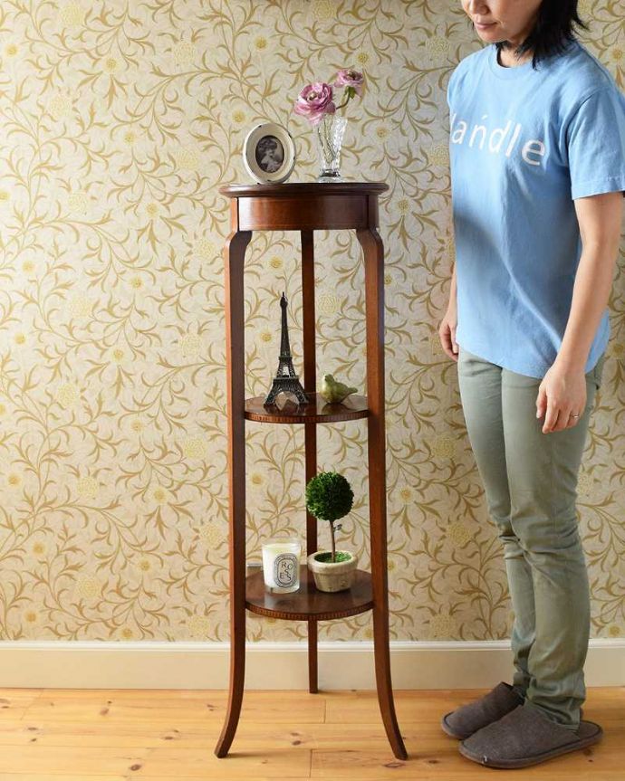 プランツスタンド・ケーキスタンド アンティーク家具 英国輸入の美しい小さなアンティーク家具、3段タイプのプランツスタンド。スラッと背が高く美しいプランツスタンドアンティーク家具の中でもさらに贅沢なアンティーク。(q-1080-f)