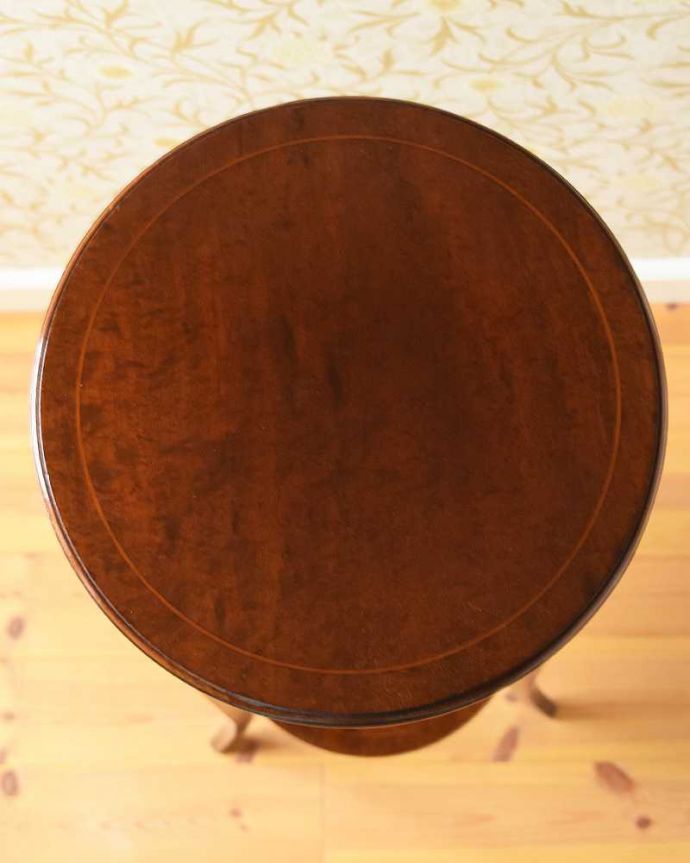 プランツスタンド・ケーキスタンド アンティーク家具 英国輸入の美しい小さなアンティーク家具、3段タイプのプランツスタンド。上から見ると・・・天板の形はこんな感じです。(q-1080-f)