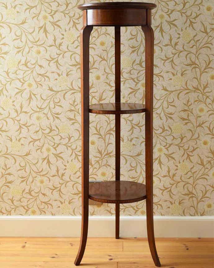 プランツスタンド・ケーキスタンド アンティーク家具 英国輸入の美しい小さなアンティーク家具、3段タイプのプランツスタンド。横から見てもステキ角度を変えてみてみると、こんな感じです。(q-1080-f)