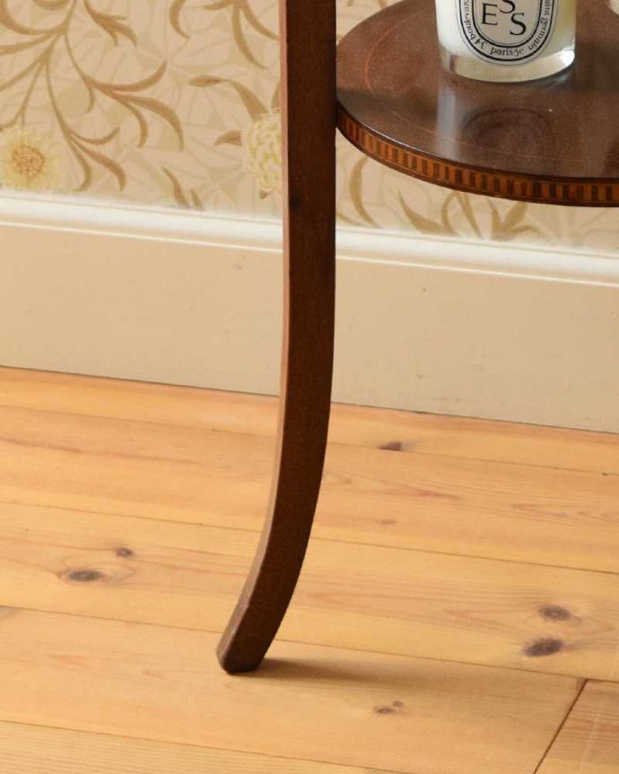 プランツスタンド・ケーキスタンド アンティーク家具 英国輸入の美しい小さなアンティーク家具、3段タイプのプランツスタンド。持ち上げなくても移動できますHandleのアンティーク家具の脚の裏にはフェルトキーパーをお付けしているので、床を滑らせてラクに移動できます。(q-1080-f)