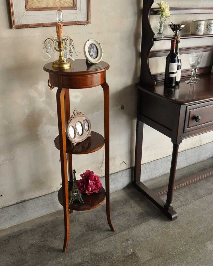 プランツスタンド・ケーキスタンド アンティーク家具 英国輸入の美しい小さなアンティーク家具、3段タイプのプランツスタンド。美しいディスプレイ棚としても使えます。(q-1080-f)