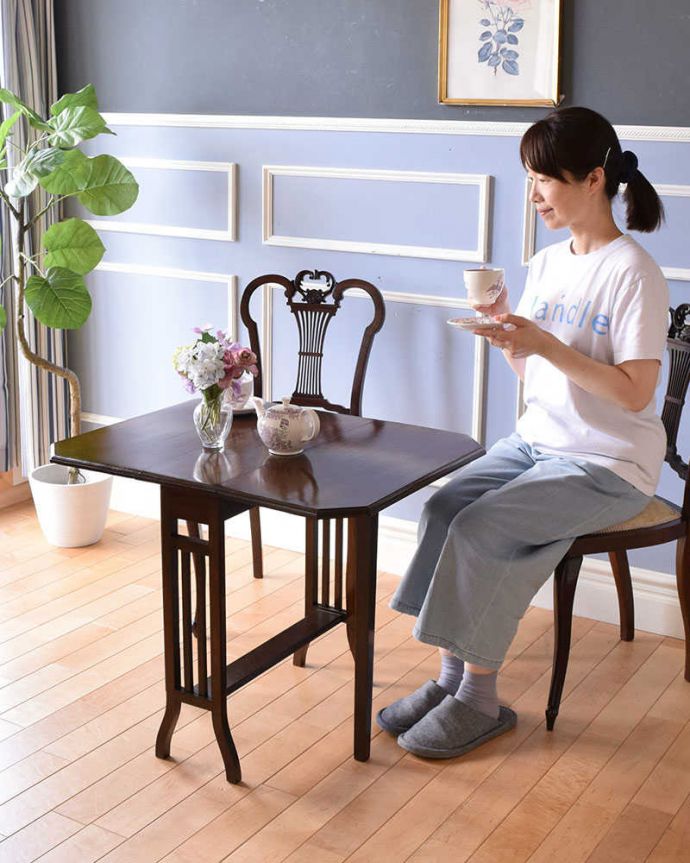 アンティークのテーブル　アンティーク家具　格子のデザインが素敵なアンティーク英国家具、伸張式のゲートレッグテーブル。使い方に合わせて3通りで使えるアンティークの定番アンティーク家具の定番テーブルと言えばゲートレッグテーブル。(q-1085-f)