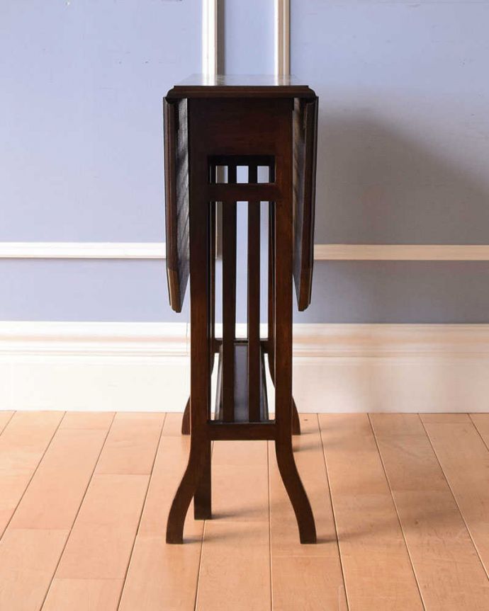 アンティークのテーブル　アンティーク家具　格子のデザインが素敵なアンティーク英国家具、伸張式のゲートレッグテーブル。意外にコンパクト昔、使わないとき壁にピタッと付けて収納出来るように作られたテーブル。(q-1085-f)