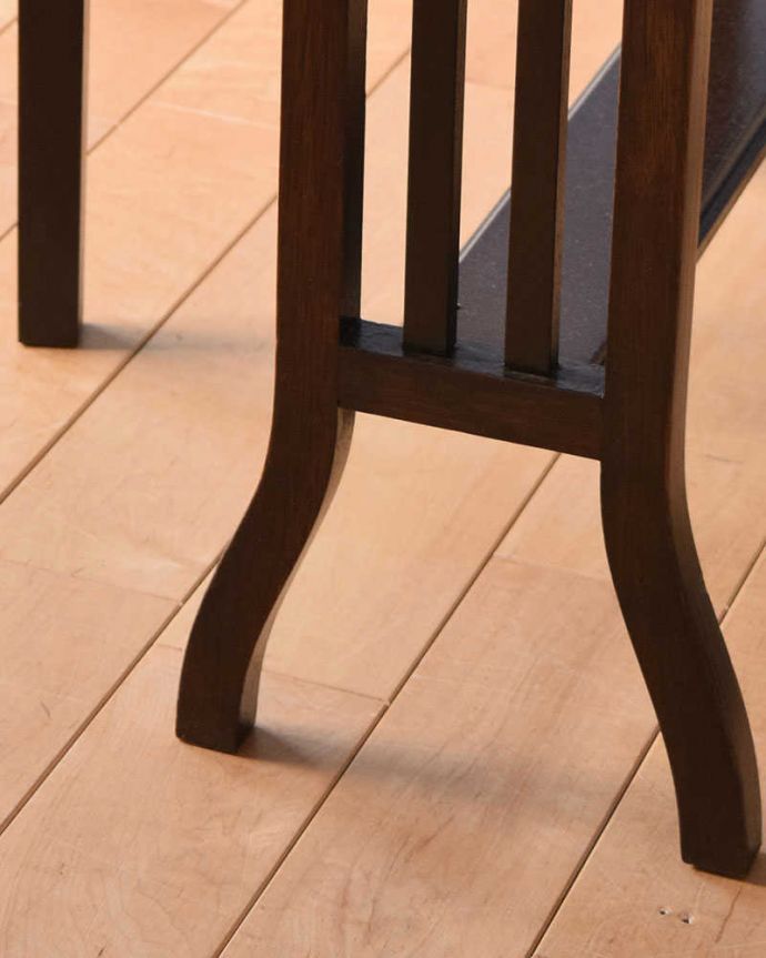 アンティークのテーブル　アンティーク家具　格子のデザインが素敵なアンティーク英国家具、伸張式のゲートレッグテーブル。持ち上げなくても移動できます！Handleのアンティークは、脚の裏にフェルトキーパーをお付けしていますので、持ち上げなくても床を滑らせて移動させることが出来ます。(q-1085-f)