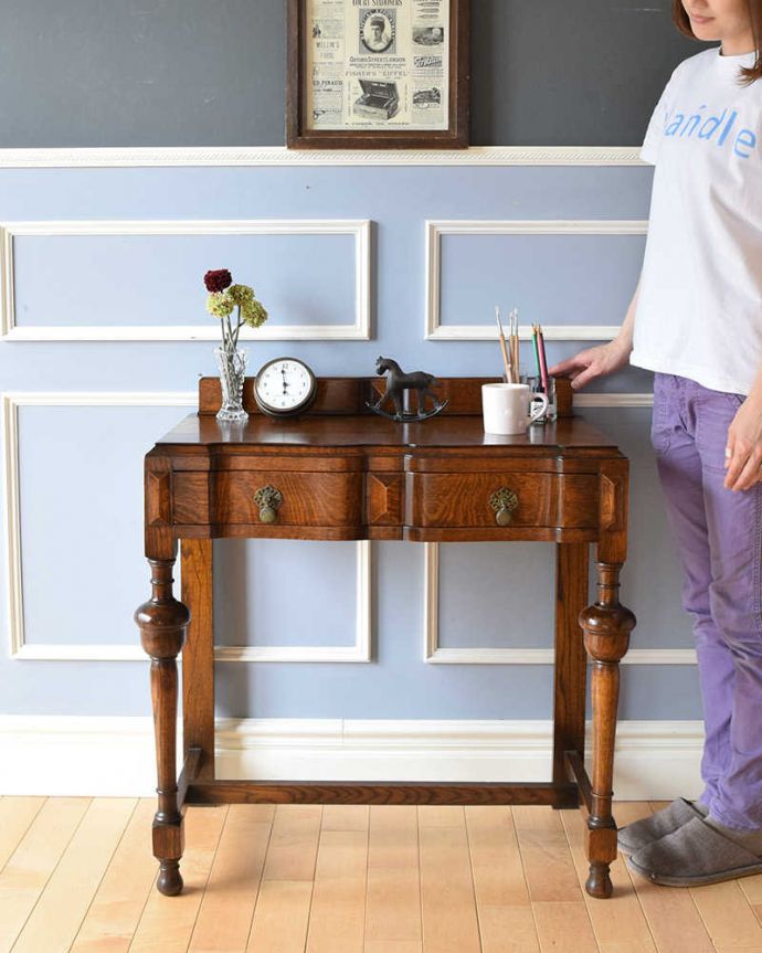 アンティークのデスク・書斎机 アンティーク家具 アンティークの英国輸入家具、脚も美しい引き出し付きのホールテーブル。壁からお部屋を彩ってくれるアンティーク家具英国らしい雰囲気がカッコいいホールテーブル。(q-1086-f)
