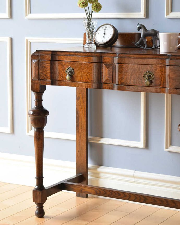 アンティークのデスク・書斎机 アンティーク家具 アンティークの英国輸入家具、脚も美しい引き出し付きのホールテーブル。アンティークらしい華やかなデザイン優雅なデザインのアンティーク家具は、壁の前に置くだけで、お部屋の中がグンッと格上げされます。(q-1086-f)