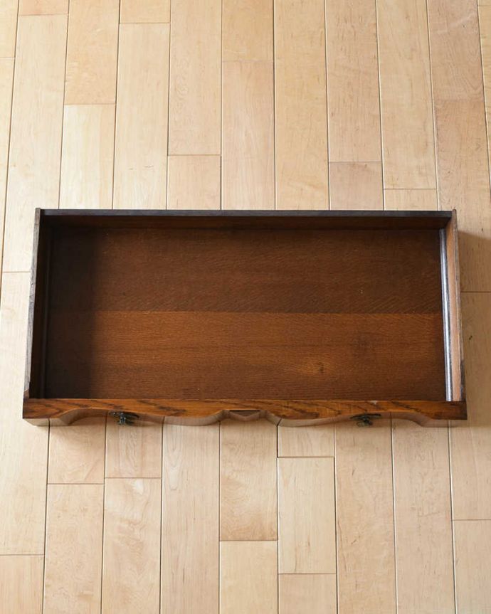 アンティークのデスク・書斎机 アンティーク家具 アンティークの英国輸入家具、脚も美しい引き出し付きのホールテーブル。引き出しの中もキレイですちょっとした引き出しはとっても便利に使えます。(q-1086-f)