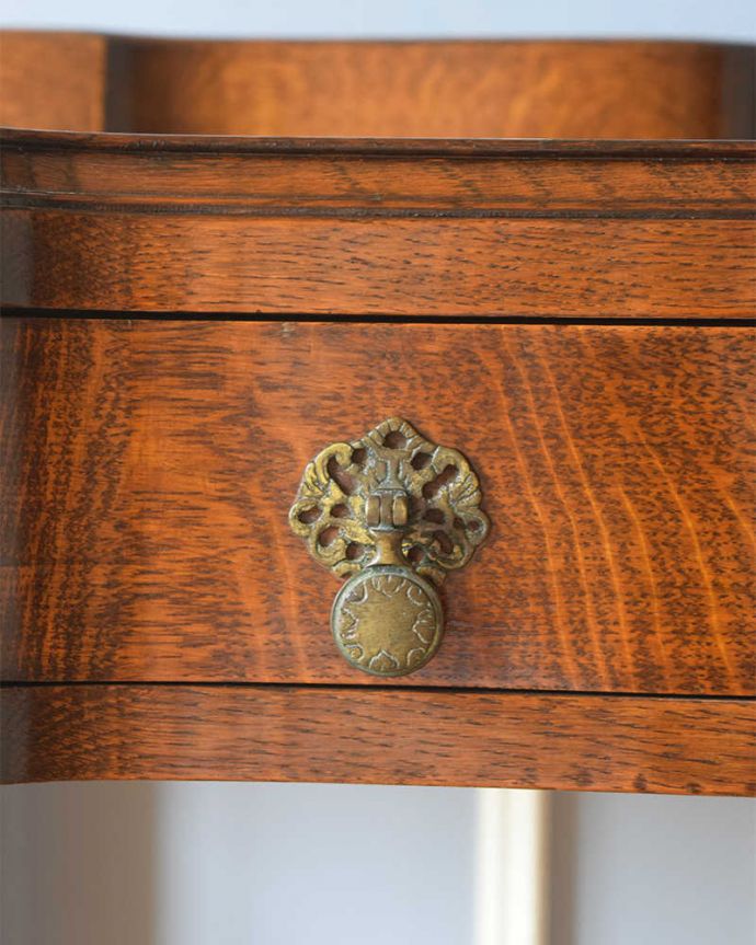 アンティークのデスク・書斎机 アンティーク家具 アンティークの英国輸入家具、脚も美しい引き出し付きのホールテーブル。開ける度にワクワクしちゃう取っ手取っ手もアンティークらしいデザインで素敵なんです。(q-1086-f)