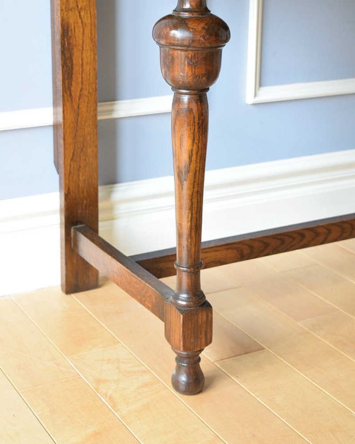 アンティークのデスク・書斎机 アンティーク家具 アンティークの英国輸入家具、脚も美しい引き出し付きのホールテーブル。移動もラクラクですHandleのアンティークは、脚の裏にフェルトキーパーをお付けしています。(q-1086-f)