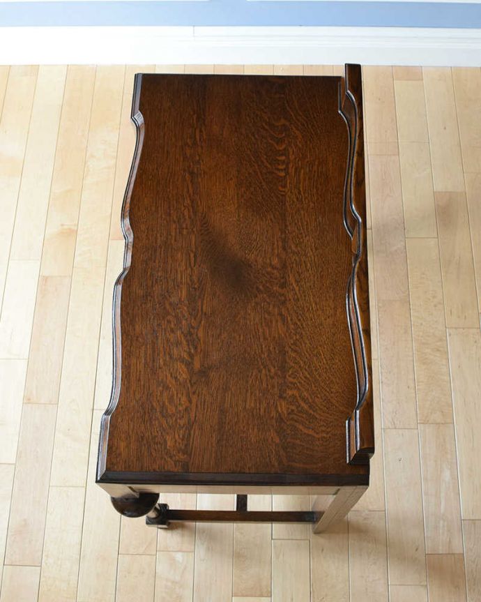 アンティークのデスク・書斎机 アンティーク家具 アンティークの英国輸入家具、脚も美しい引き出し付きのホールテーブル。天板はテーブル代わりに使えます上から天板を見ると、こんな感じでキレイに仕上げました。(q-1086-f)