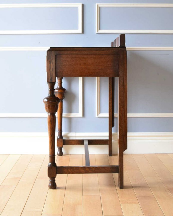 アンティークのデスク・書斎机 アンティーク家具 アンティークの英国輸入家具、脚も美しい引き出し付きのホールテーブル。横から見ても素敵ですもちろん横から見られることも考えて、しっかり修復してあります。(q-1086-f)