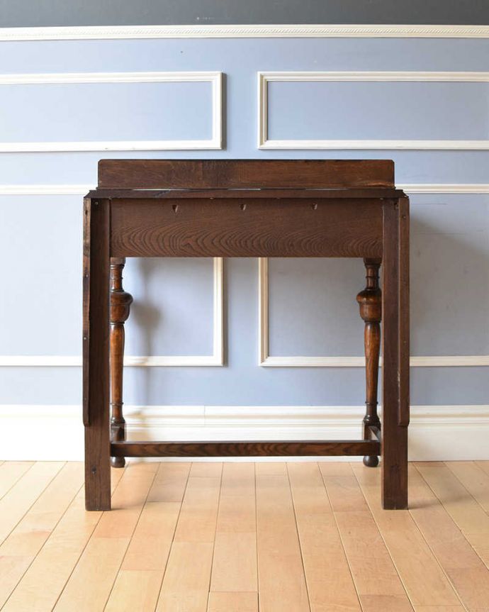 アンティークのデスク・書斎机 アンティーク家具 アンティークの英国輸入家具、脚も美しい引き出し付きのホールテーブル。しっかり修復しましたアンティークは新品ではないので、もちろん経年変化によるキズはありますが、Handleでは専門の職人がしっかり修復したものだけをお送りしているので後ろ姿もキレイです。(q-1086-f)