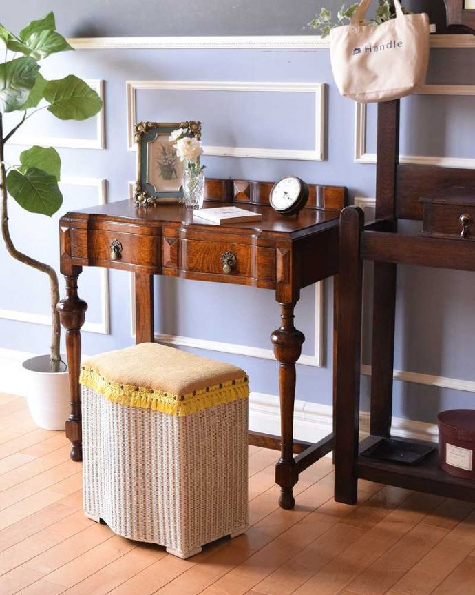 アンティークのデスク・書斎机 アンティーク家具 アンティークの英国輸入家具、脚も美しい引き出し付きのホールテーブル。自分だけのカッコいいデスクリビングデスクとして使うのにもちょうどいいサイズ。(q-1086-f)