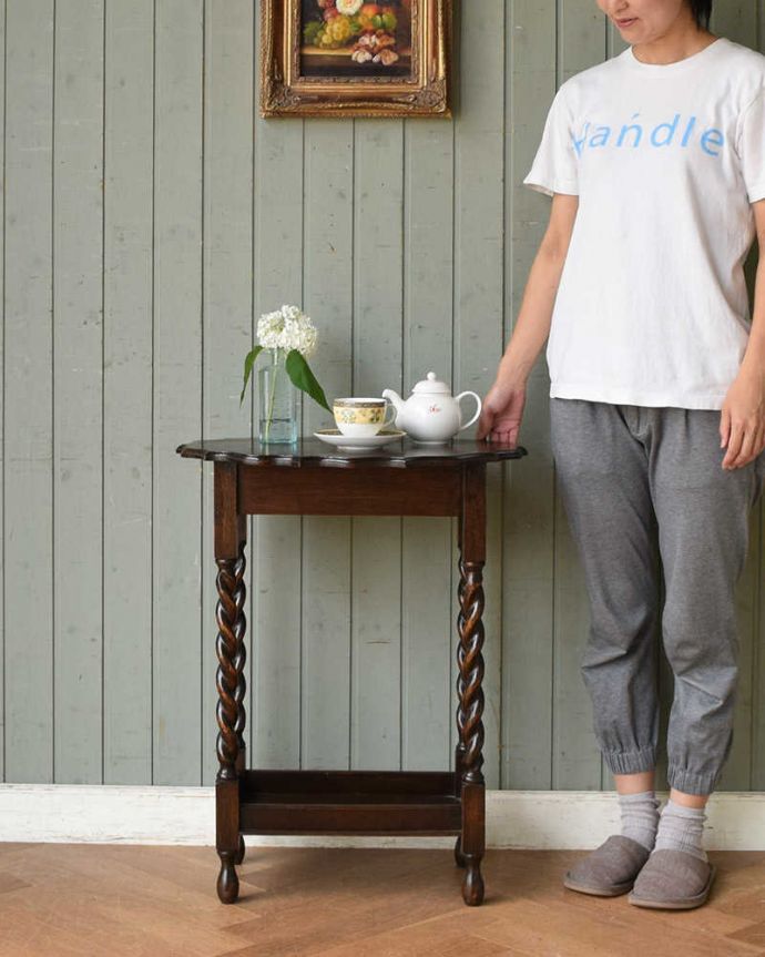 アンティークのテーブル アンティーク家具 英国輸入のアンティーク家具、天板のデザインが素敵なオケージョナルテーブル。どんな場所でも便利に使える小さなテーブルそもそも「便利に使える」と言う名前のオケージョナルテーブル。(q-1094-f)