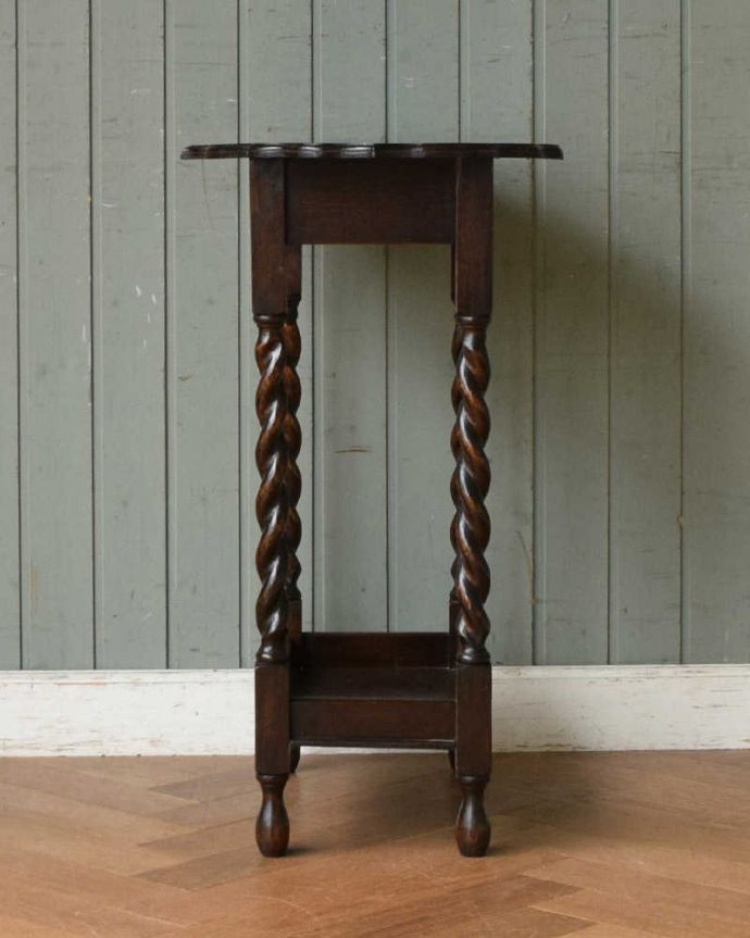 アンティークのテーブル アンティーク家具 英国輸入のアンティーク家具、天板のデザインが素敵なオケージョナルテーブル。クルッと回転。(q-1094-f)