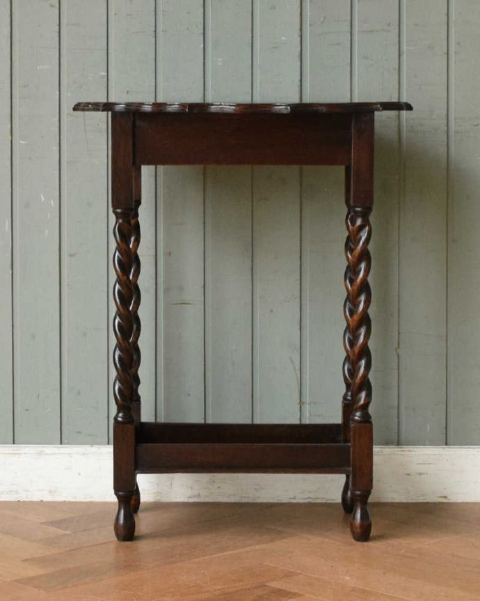 アンティークのテーブル アンティーク家具 英国輸入のアンティーク家具、天板のデザインが素敵なオケージョナルテーブル。しっかり修復しました!アンティークは新品ではないので、もちろん経年変化によるキズはありますが、専門の職人がしっかり修復してあるのでキレイです。(q-1094-f)