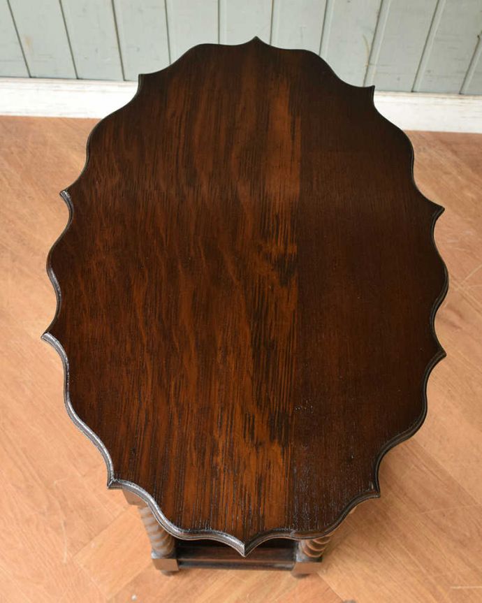 アンティークのテーブル アンティーク家具 英国輸入のアンティーク家具、天板のデザインが素敵なオケージョナルテーブル。いろいろ便利に使えます。(q-1094-f)