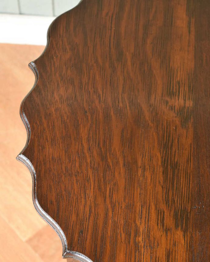 アンティークのテーブル アンティーク家具 英国輸入のアンティーク家具、天板のデザインが素敵なオケージョナルテーブル。天板の周りのデザインもステキ天板の周りのカッティングも美しいんです。(q-1094-f)