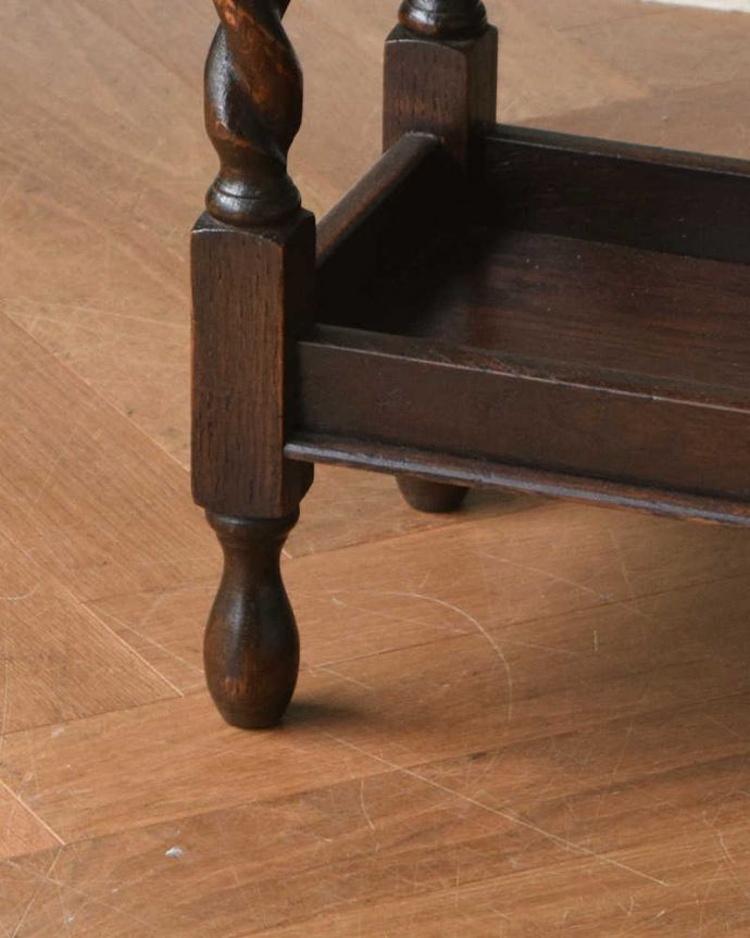 アンティークのテーブル アンティーク家具 英国輸入のアンティーク家具、天板のデザインが素敵なオケージョナルテーブル。持ち上げなくても大丈夫!Handleのアンティークは、脚の裏にフェルトキーパーをお付けしています。(q-1094-f)