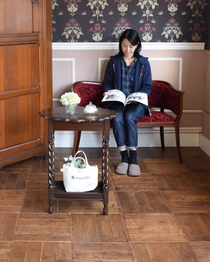 アンティークのテーブル アンティーク家具 英国輸入のアンティーク家具、天板のデザインが素敵なオケージョナルテーブル。ソファの前にちょっとしたサブテーブルとして置いて見ました。(q-1094-f)