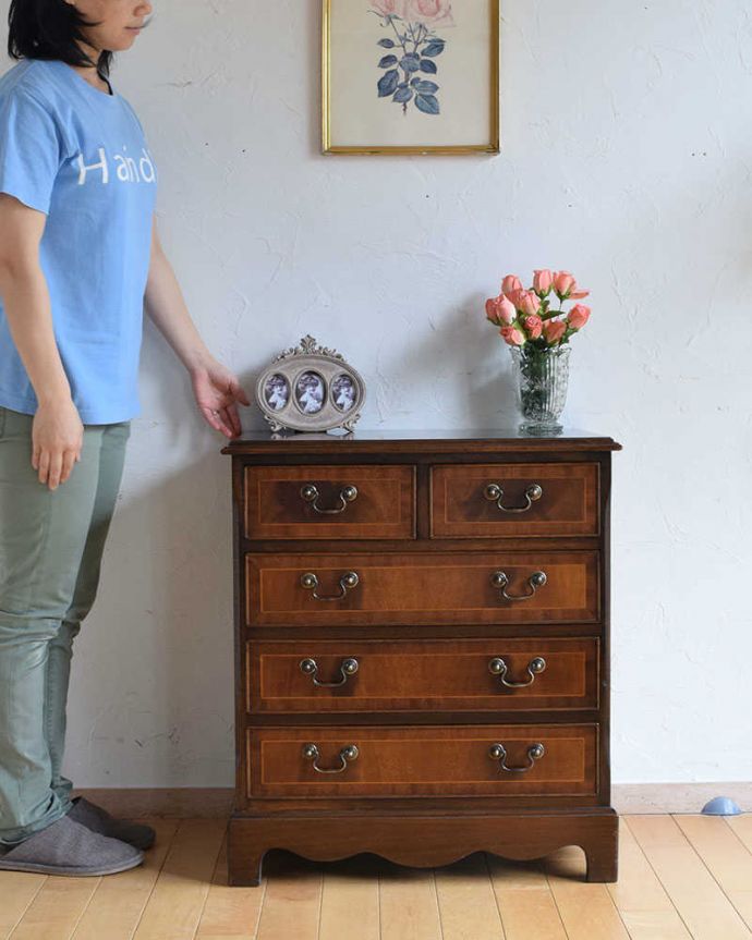 アンティークのチェスト　アンティーク家具　英国家具の風格たっぷりな、美しい象嵌のアンティーク４段チェスト。小さくても一人前。(q-1095-f)