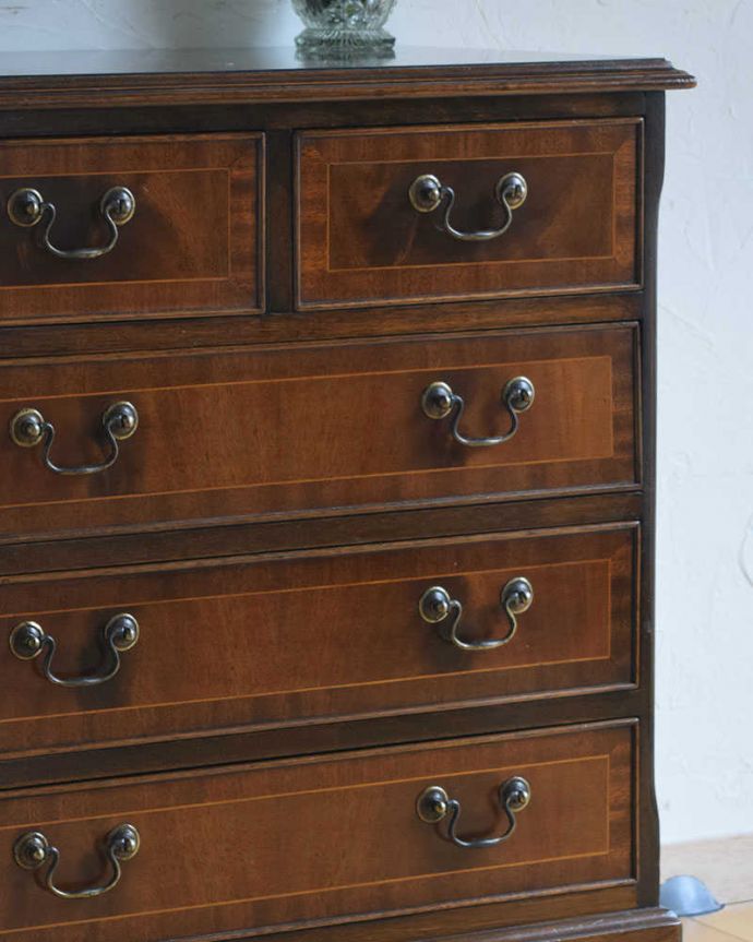 アンティークのチェスト　アンティーク家具　英国家具の風格たっぷりな、美しい象嵌のアンティーク４段チェスト。木目で勝負！アンティークだから手に入る素材のよさシンプルなデザインなのに惹きつけられちゃう一番の魅力は、やはり使われている素材。(q-1095-f)