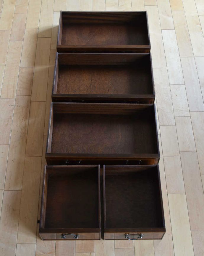 アンティークのチェスト　アンティーク家具　英国家具の風格たっぷりな、美しい象嵌のアンティーク４段チェスト。引き出しの中もとってもキレイですチェストで一番きになるのはやはり引き出しの中。(q-1095-f)