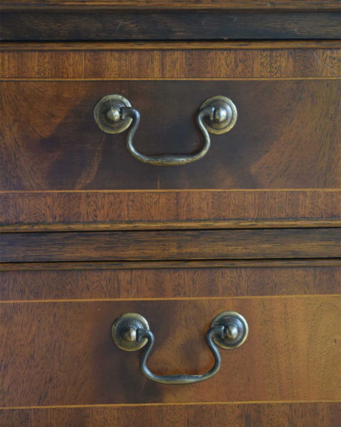 アンティークのチェスト　アンティーク家具　英国家具の風格たっぷりな、美しい象嵌のアンティーク４段チェスト。アンティークらしい取っ手取っ手のデザインまで高級感があるアンティーク家具。(q-1095-f)