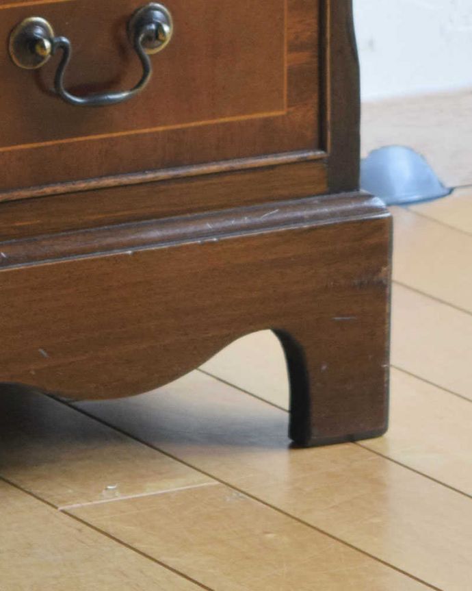 アンティークのチェスト　アンティーク家具　英国家具の風格たっぷりな、美しい象嵌のアンティーク４段チェスト。女性1人でラクラク運べちゃう仕掛けHandleのアンティーク家具は、脚の裏にフェルトキーパーをお付けしています。(q-1095-f)