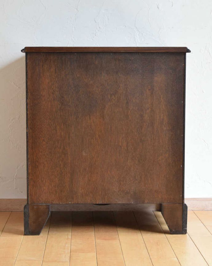 アンティークのチェスト　アンティーク家具　英国家具の風格たっぷりな、美しい象嵌のアンティーク４段チェスト。後ろ姿も見て下さいアンティークは新品ではないので、もちろん経年変化によるキズはありますが、専門の職人が修復しました。(q-1095-f)