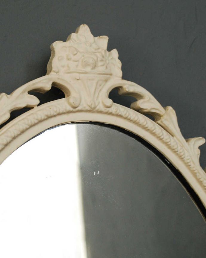 アンティーク ミラー（鏡）　アンティーク雑貨　フラワーバスケットが付いた、女子力の高いアンティークモールディングミラー。トップには・・・女性らしいフラワーバスケットが身支度する時間を特別なものにしてくれます。(q-110-z)