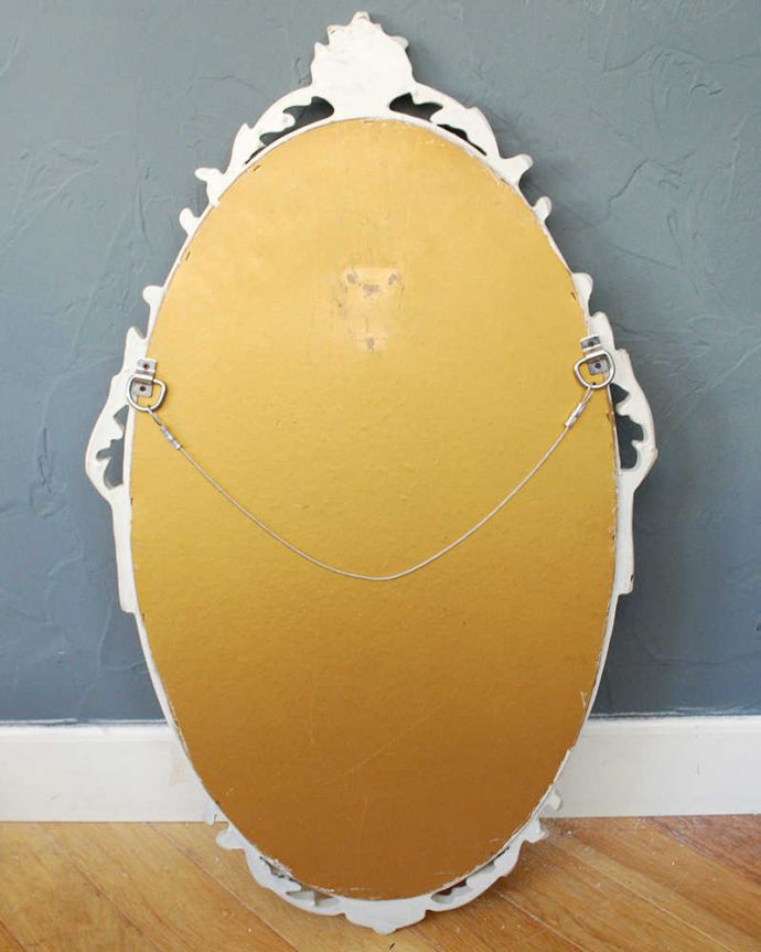 アンティーク ミラー(鏡) アンティーク雑貨 フラワーバスケットが付いた、女子力の高いアンティークモールディングミラー。裏側を見てみると…修復の際、金具をしっかり取り付けたので安心してお使い下さい。(q-110-z)