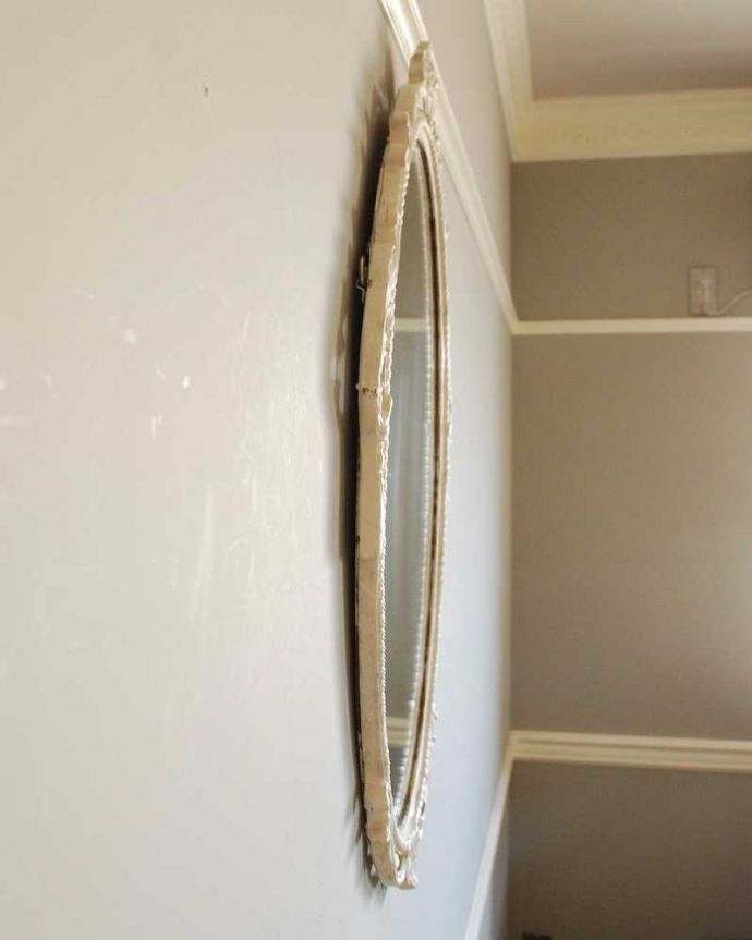 アンティーク ミラー(鏡) アンティーク雑貨 フラワーバスケットが付いた、女子力の高いアンティークモールディングミラー。横から見ると…アンティークなので多少のキズ・汚れがある場合がありますがキレイなものを買い付けてきたのでご了承下さい。(q-110-z)